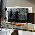 multi-media-systeme AG: Medientechniker bei der Montage eines LG LED-Monitors in ein Medienmöbel