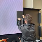 Medientechniker der multi-media systeme montiert eine LED-Wand im Eingangsbereich der Admedes GmbH