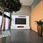 multi-media-systeme integriert Digital Signage Lösung in Medienwand