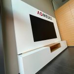 Neue maßangefertigte Medienwand bei der ADMEDES GmbH