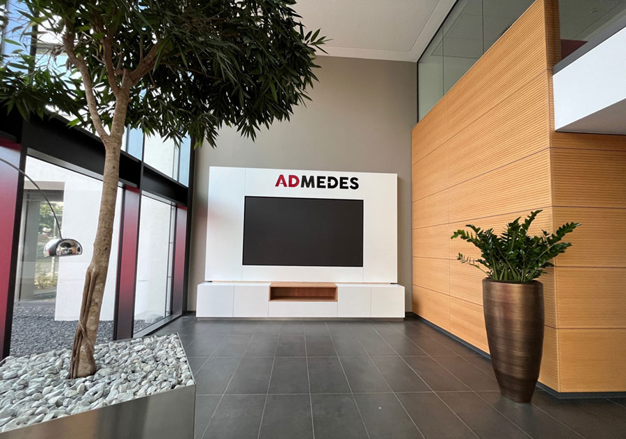 Installation einer LED-Wand im Eingangsbereich der ADMEDES GmbH