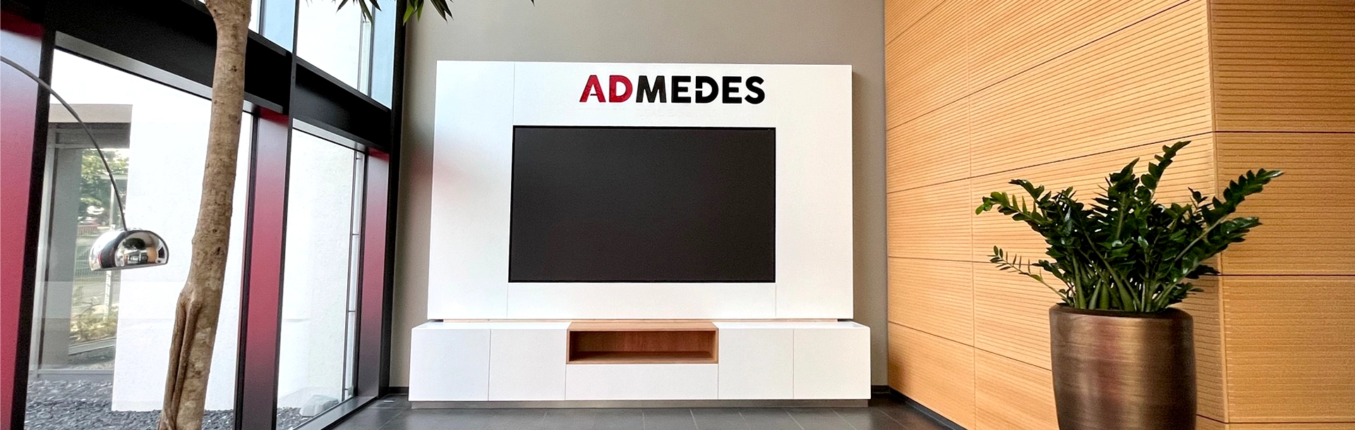 Admedes-Referenz-Header LED-Wand im Eingangsbereich der Admedes GmbH