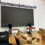 Fortschritt bei der Montage der neuen LED-Wand im Showroom der multi-media systeme