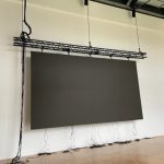 Fast fertig die Montage der neuen LED-Wand von Unilumin im Showroom der multi-media systeme.