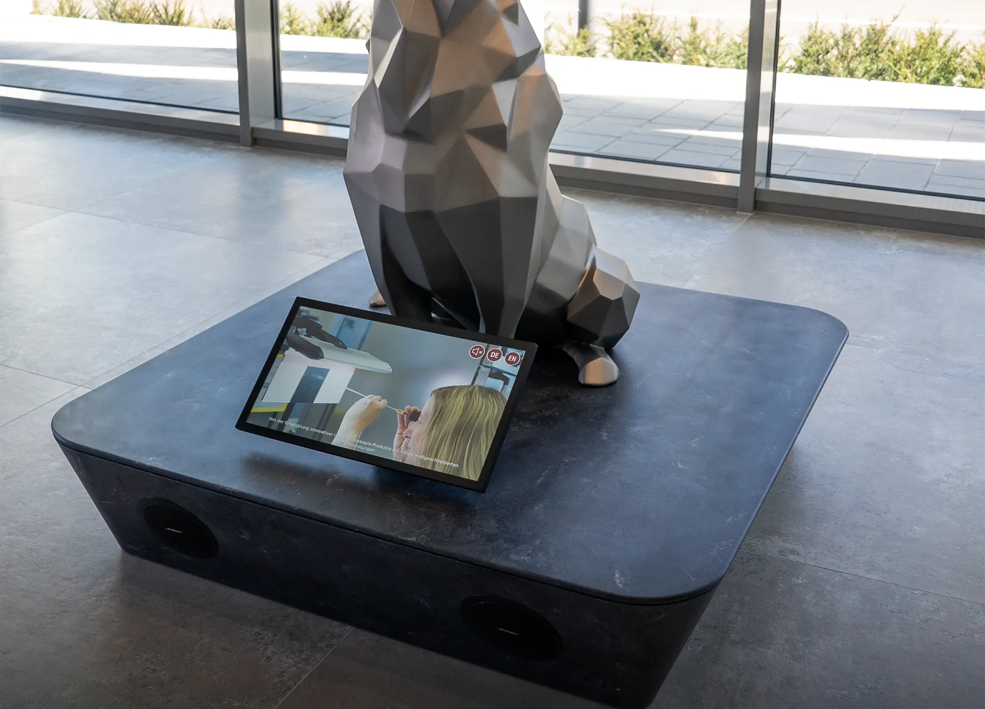 Displays im Foyer der Richard Wolf GmbH