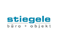 Logo mit dem Wort „stiegele“ in fetten blauen Kleinbuchstaben und darunter „büro + objekt“ in kleineren grauen Kleinbuchstaben vor einem hellgrauen Hintergrund – ideal, um die Unternehmensidentität auf einer „Über uns“-Seite vorzustellen.