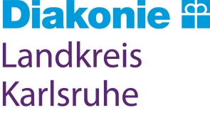 Logo mit dem Wort Diakonie in blauer Schrift neben einem blauen quadratischen Symbol mit einem Kreuz, darüber in violetter Schrift die Worte Landkreis Karlsruhe. Logo mit dem Wort Diakonie in blauer Schrift neben einem blauen quadratischen Symbol mit einem Kreuz, darüber in violetter Schrift die Worte Landkreis Karlsruhe.