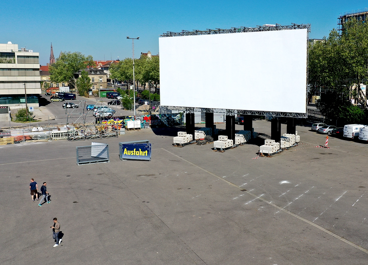 Fertig montierte Leinwand des Autokinos Karlsruhe
