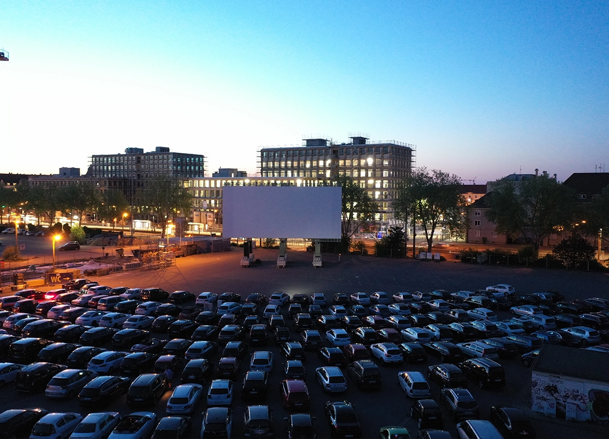 Großaufnahme des gut besuchten Autokino in Karlsruhe