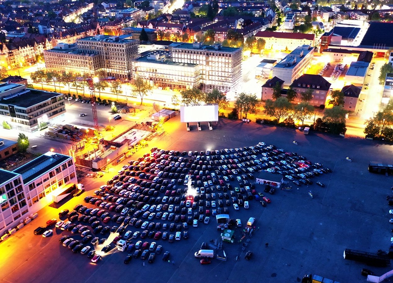 Vogelperspektive des Autokino Karlsruhe bei Nacht