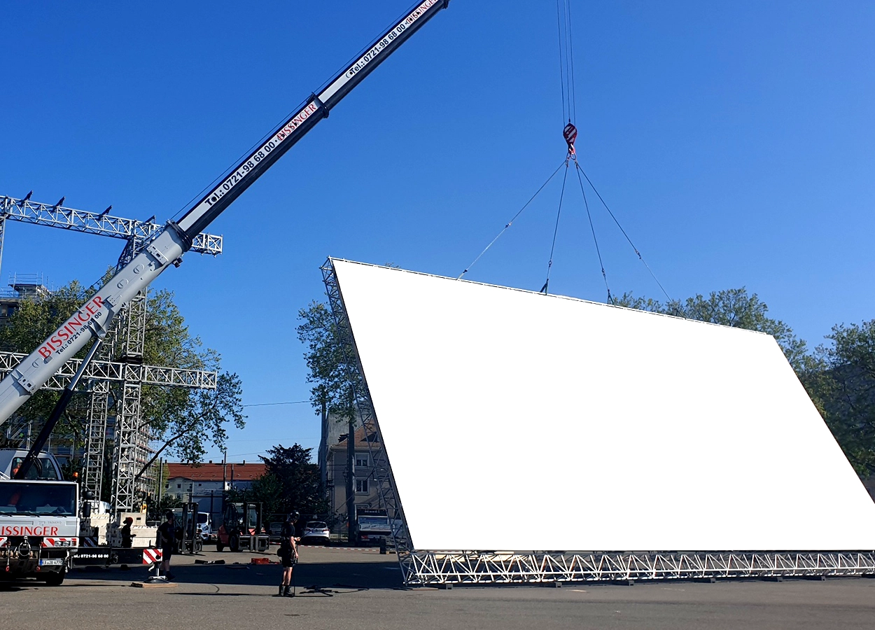 Aufrichten der Autokino Leinwand Karlsruhe mit einem Kran
