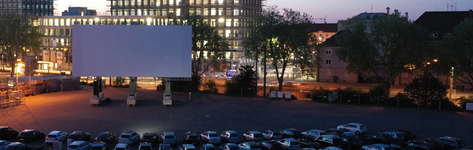 2020-04-23-Autokino-Karlsruhe-Fotos-Header Großaufnahme des gut besuchten Autokino in Karlsruhe
