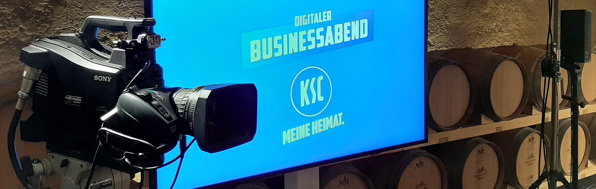 2021-01-20-KSC-Businessabend-Fotos-Website-Header Veranstaltungstechnik vor einem Bildschirm auf dem das Titelbild des KSC Businessabend eingelbendet ist.