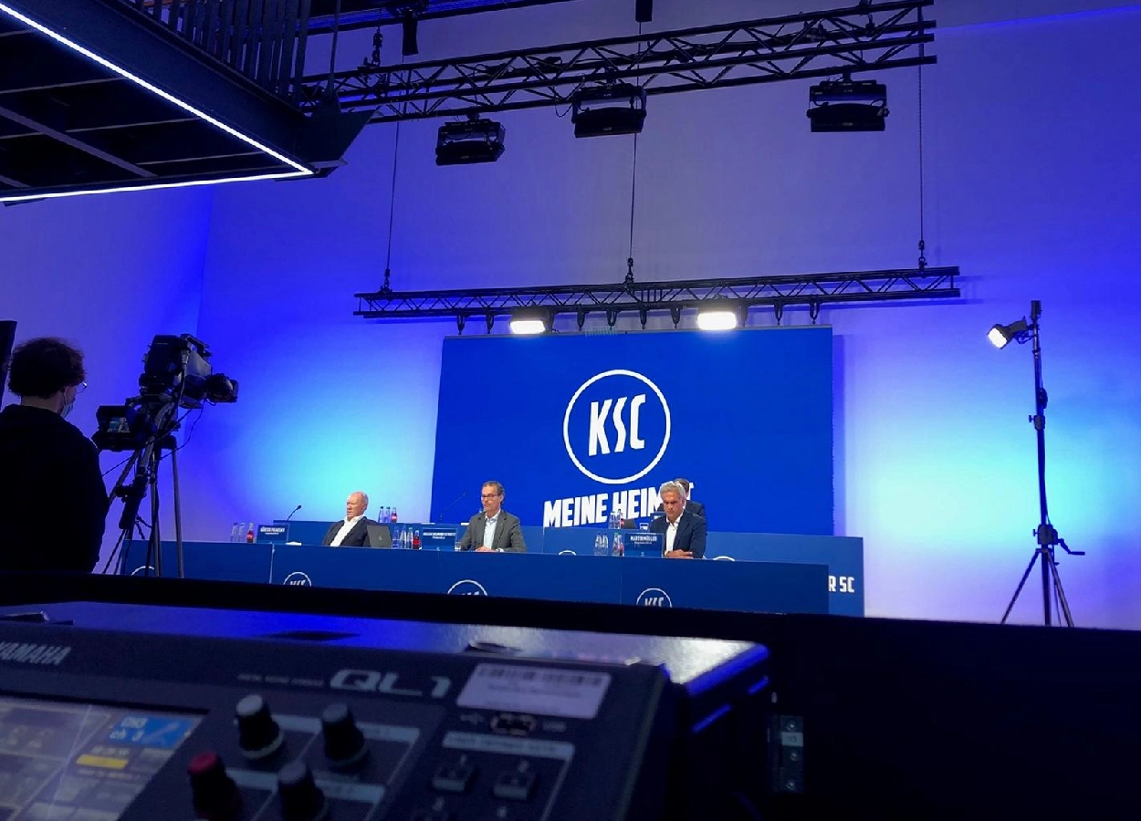 Versammlung des KSC im Showroom bei laufender Kamera