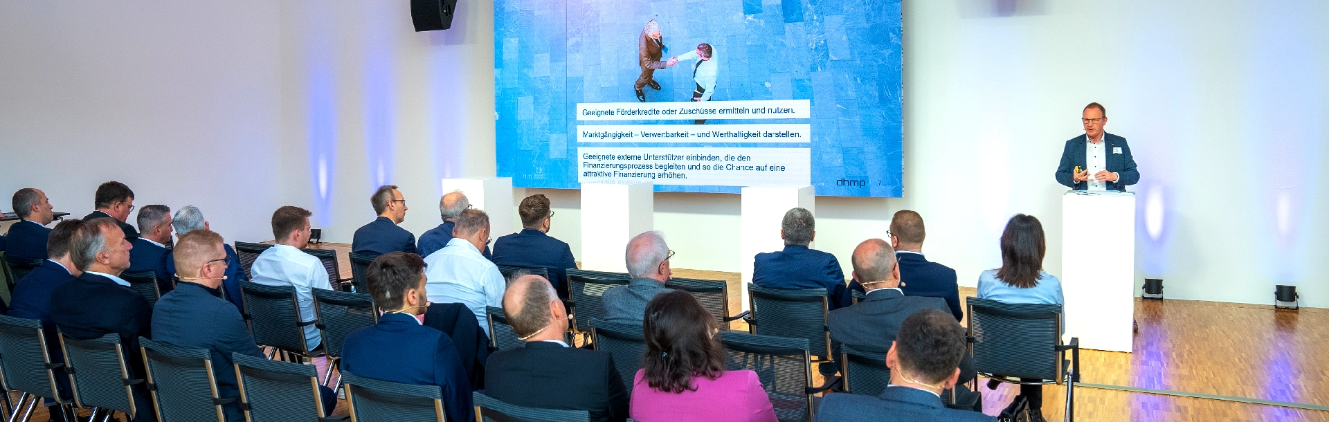 2022-11-11-dhmb-Hybrid-Veranstaltung-Fotos-Header Veranstaltung mit Publikum im Showroom