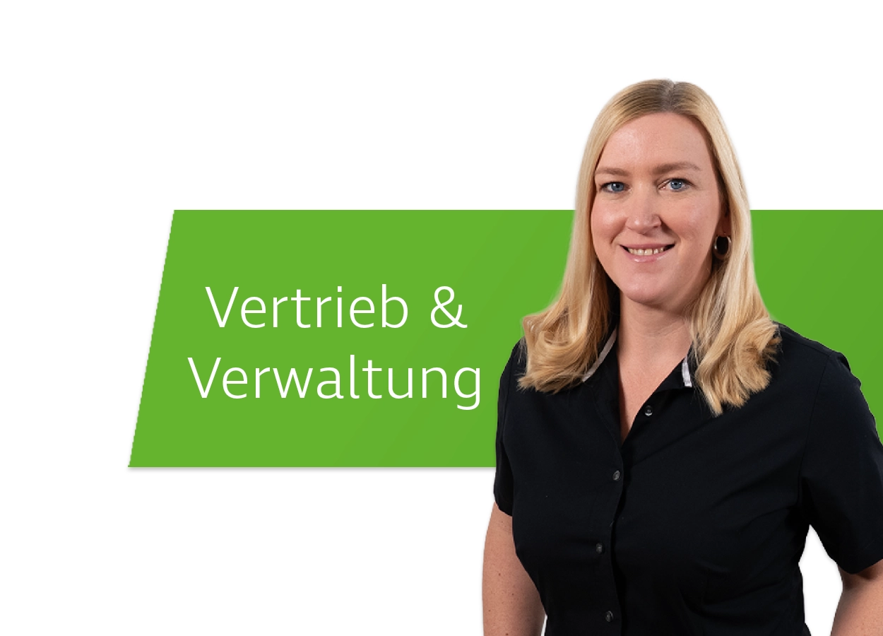 Mitarbeiterin der Verwaltung posiert vor dem Schriftzug "Verwaltung"