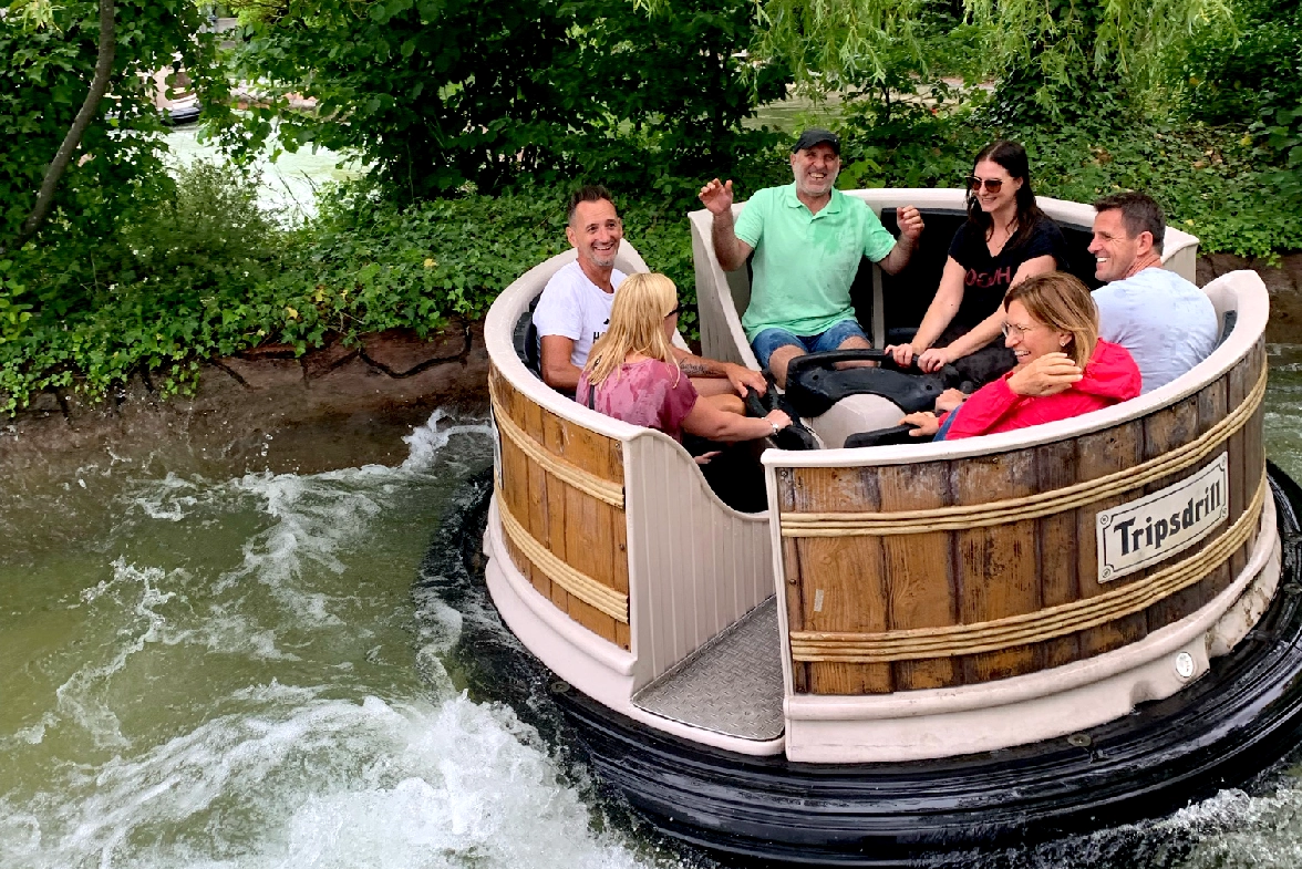 Lachende Mitarbeiter in einer Wildwasserbahn